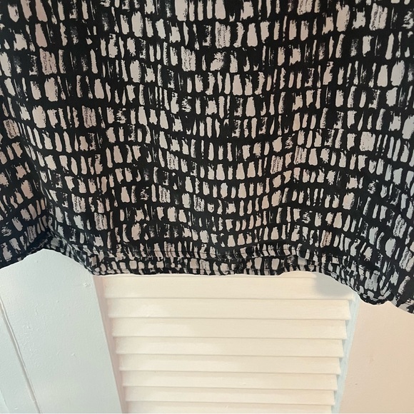 Eileen Fisher Silk Short-sleeve Blouse with geometric pattern - Picture 11 of 13